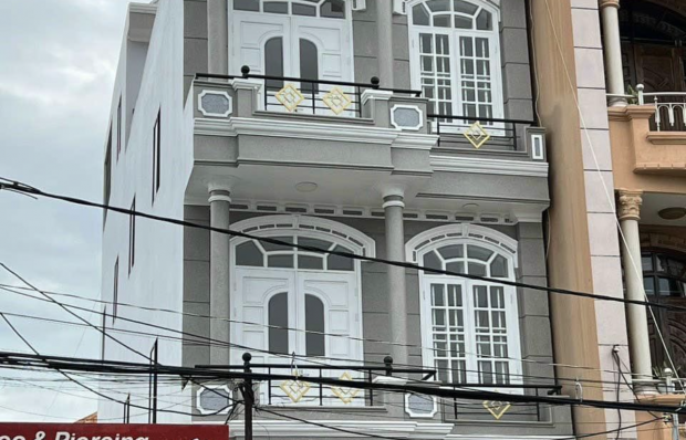 Cần bán nhà 1 trệt 2 lầu mặt tiền đường Trần Đồng, p3, TPVT,